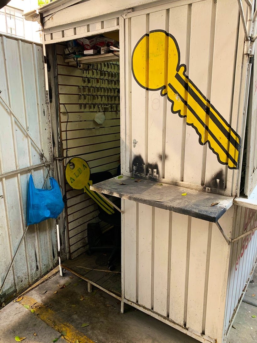 库尔特·霍兰德谈墨西哥城禁止所有彩色手绘街头摊位标志