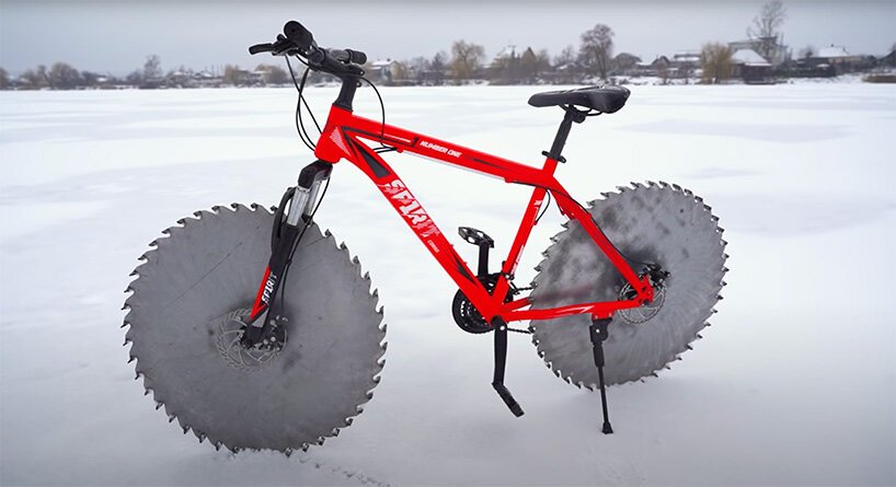 Q 用巨大的圆锯片取代了自行车的轮子，以便在冰上骑行
