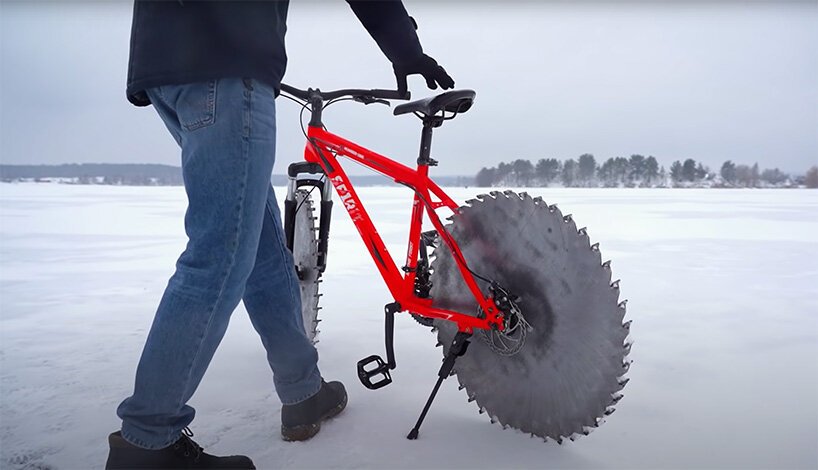 Q 用巨大的圆锯片取代了自行车的轮子，以便在冰上骑行