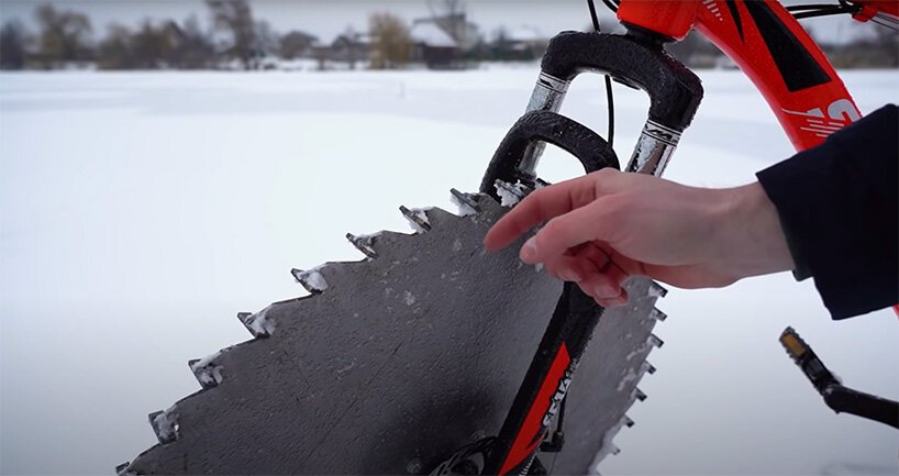 Q 用巨大的圆锯片取代了自行车的轮子，以便在冰上骑行