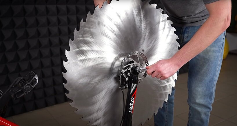 Q 用巨大的圆锯片取代了自行车的轮子，以便在冰上骑行