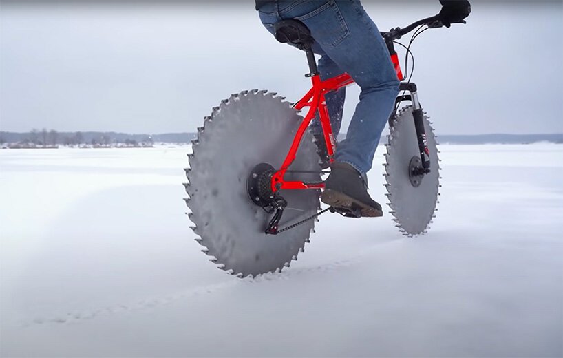 Q 用巨大的圆锯片取代了自行车的轮子，以便在冰上骑行