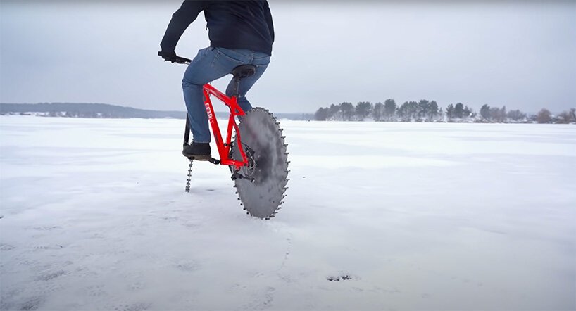 Q 用巨大的圆锯片取代了自行车的轮子，以便在冰上骑行