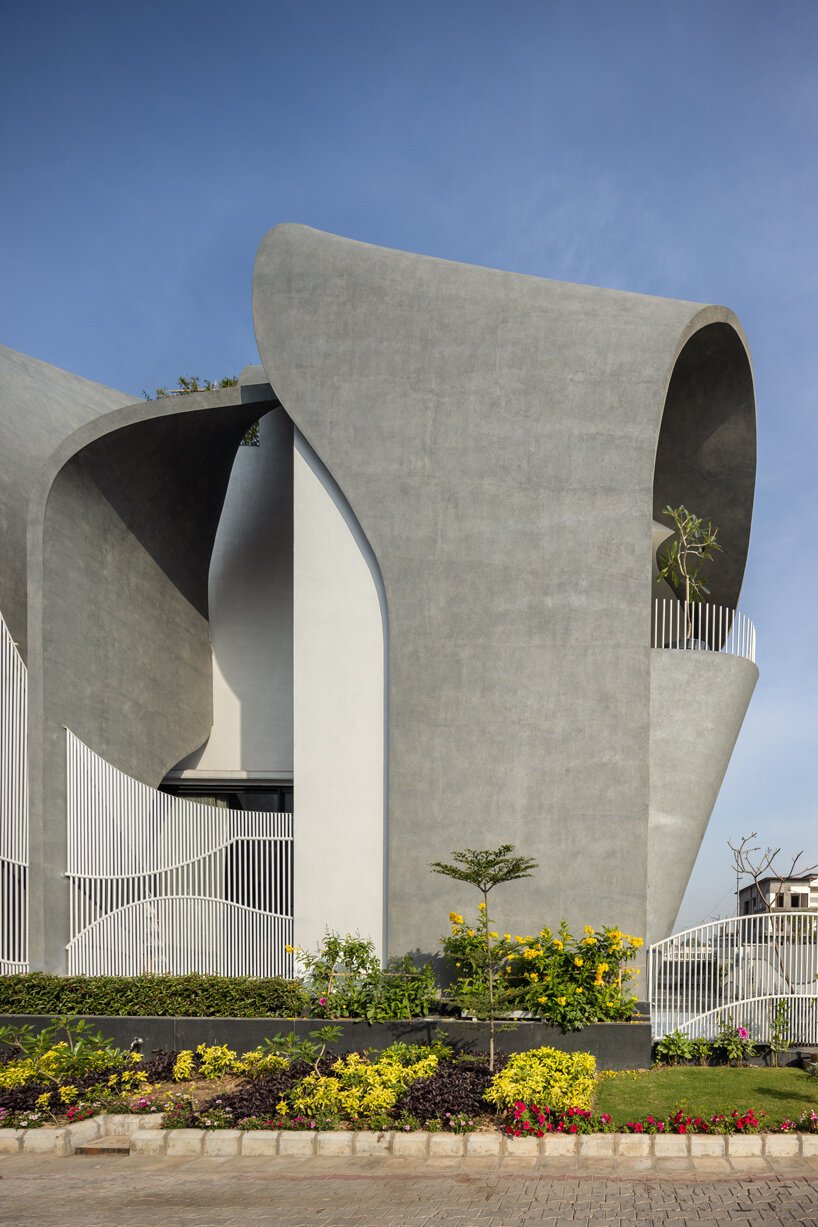 concrete ribbon wraps around studio ardete