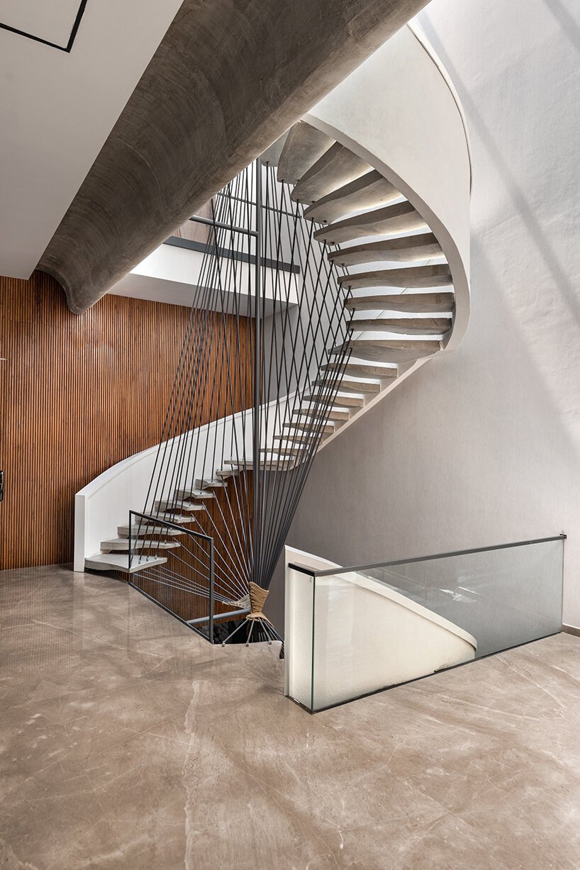 混凝土丝带环绕着 ardete 工作室在印度的住所 混凝土丝带环绕着 ardete 工作室在印度的住所