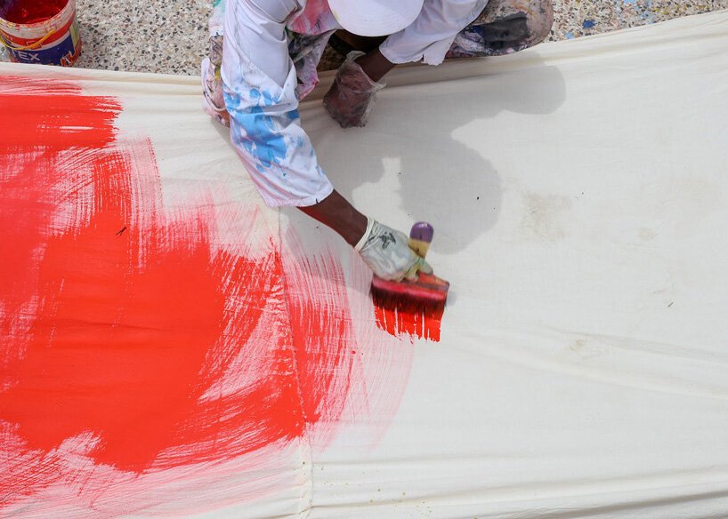 认识贫民窟工作室：加纳品牌将废旧衣物变成手绘服装