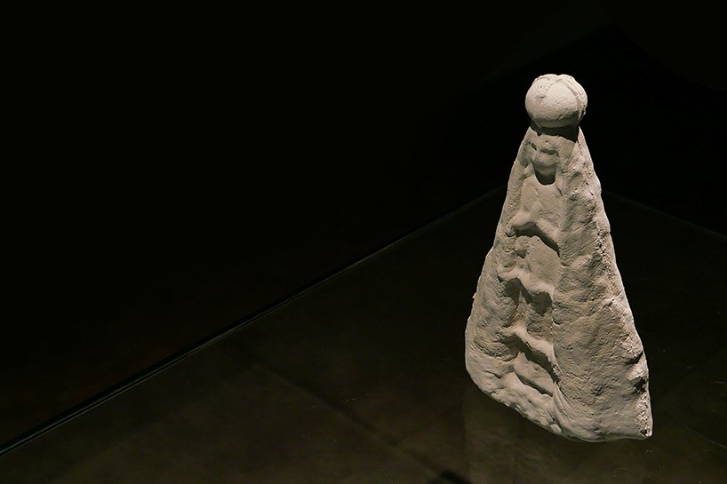 Furf 设计工作室在 3D 打印模具中生长菌丝体,以雕刻可持续的神像 Furf 设计工作室在 3D 打印模具中生长菌丝体,以雕刻可持续的神像