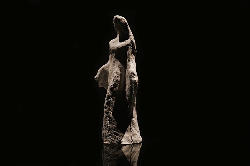 Furf 设计工作室在 3D 打印模具中生长菌丝体,以雕刻可持续的神像 Furf 设计工作室在 3D 打印模具中生长菌丝体,以雕刻可持续的神像