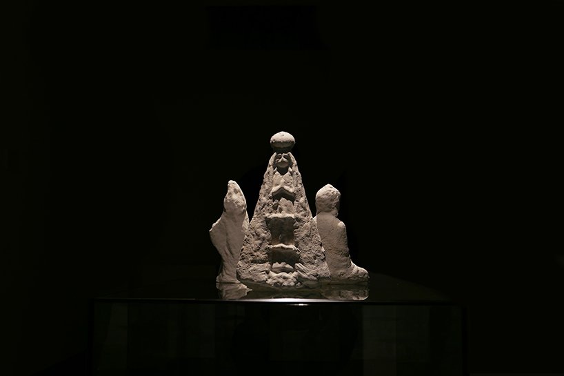 Furf 设计工作室在 3D 打印模具中生长菌丝体,以雕刻可持续的神像 Furf 设计工作室在 3D 打印模具中生长菌丝体,以雕刻可持续的神像