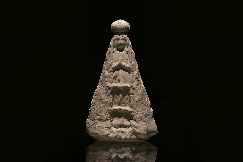 Furf 设计工作室在 3D 打印模具中生长菌丝体,以雕刻可持续的神像 Furf 设计工作室在 3D 打印模具中生长菌丝体,以雕刻可持续的神像