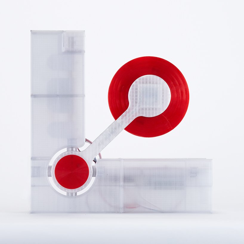 Reiten Cheng 的“Polyformer”将塑料瓶变成细丝