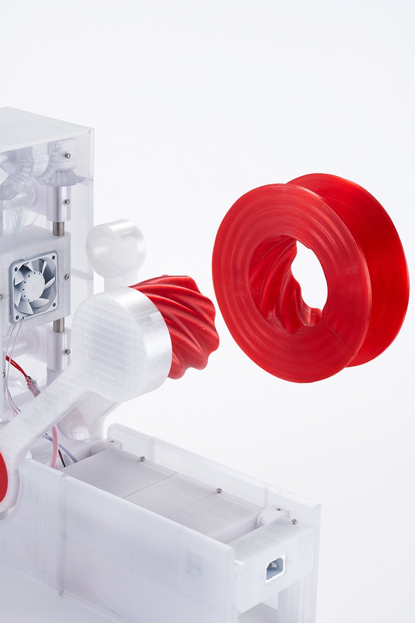 Reiten Cheng 的“Polyformer”将塑料瓶变成细丝