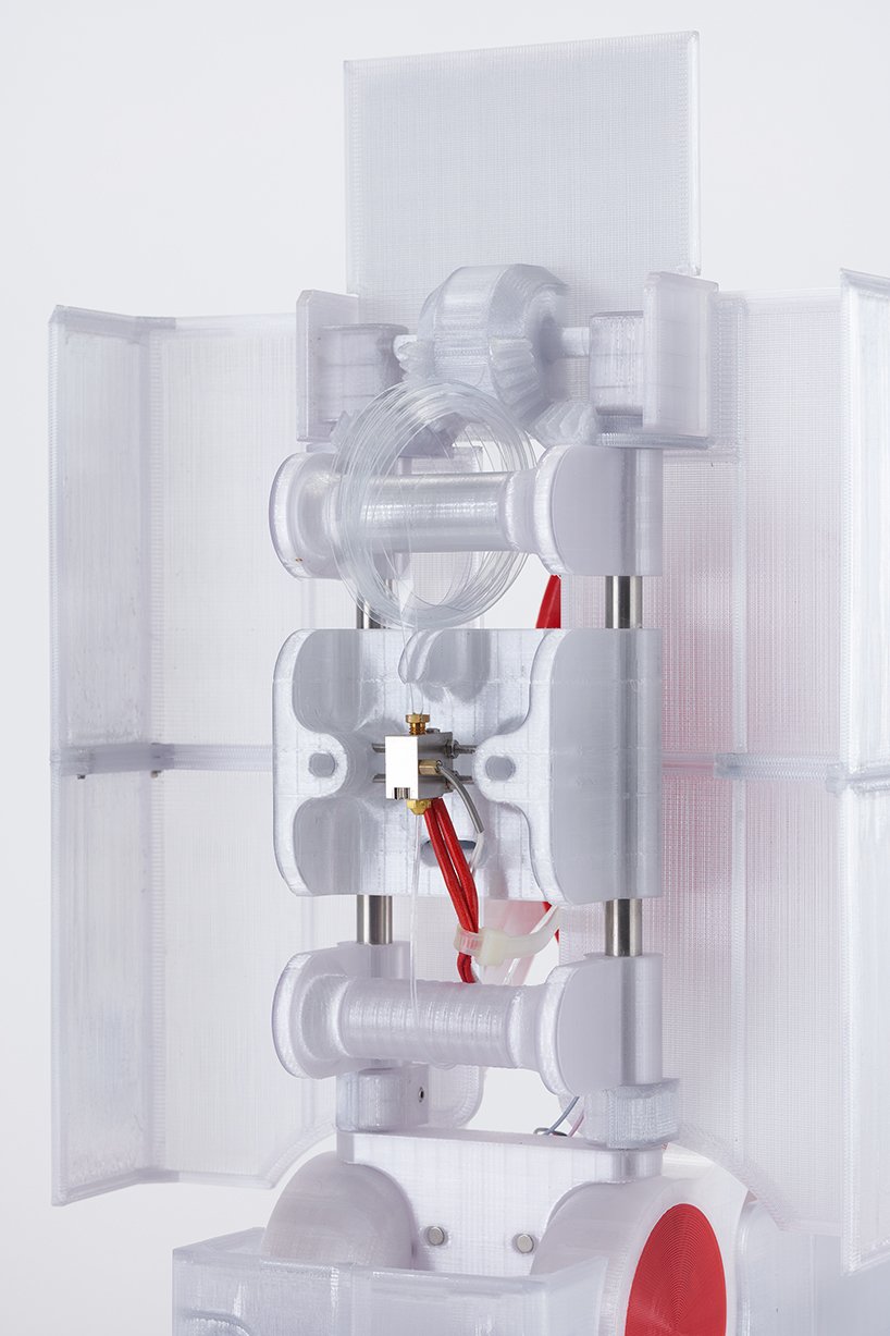 Reiten Cheng 的“Polyformer”将塑料瓶变成细丝