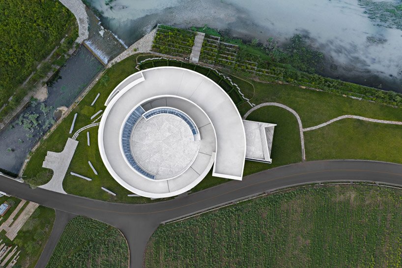 SYN 建筑事务所的发光天罡艺术中心呈现出单一的姿态曲线 SYN 建筑事务所的发光天罡艺术中心呈现出单一的姿态曲线