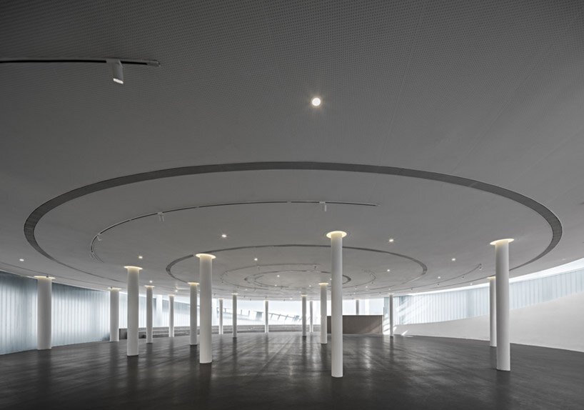 SYN 建筑事务所的发光天罡艺术中心呈现出单一的姿态曲线 SYN 建筑事务所的发光天罡艺术中心呈现出单一的姿态曲线