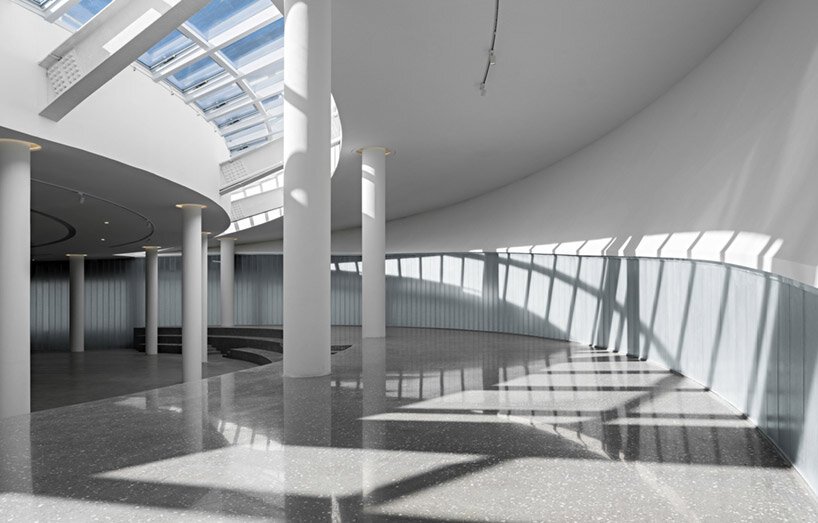 SYN 建筑事务所的发光天罡艺术中心呈现出单一的姿态曲线 SYN 建筑事务所的发光天罡艺术中心呈现出单一的姿态曲线