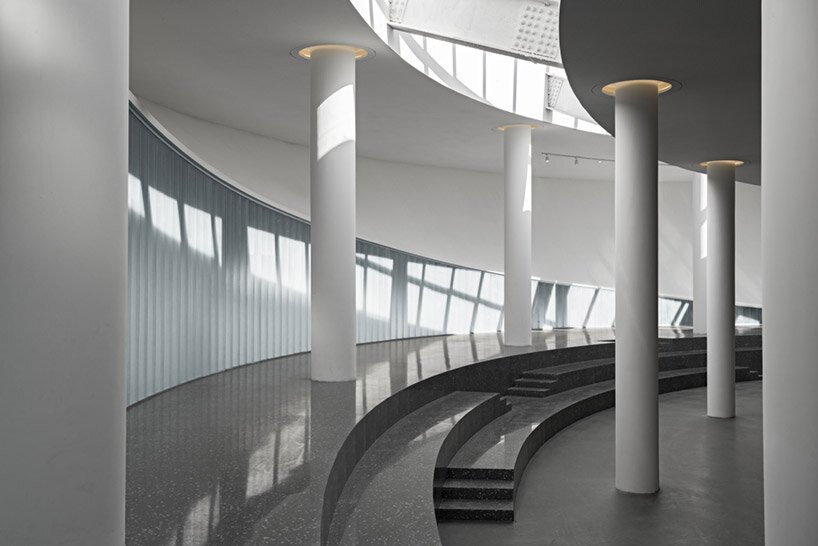 SYN 建筑事务所的发光天罡艺术中心呈现出单一的姿态曲线 SYN 建筑事务所的发光天罡艺术中心呈现出单一的姿态曲线