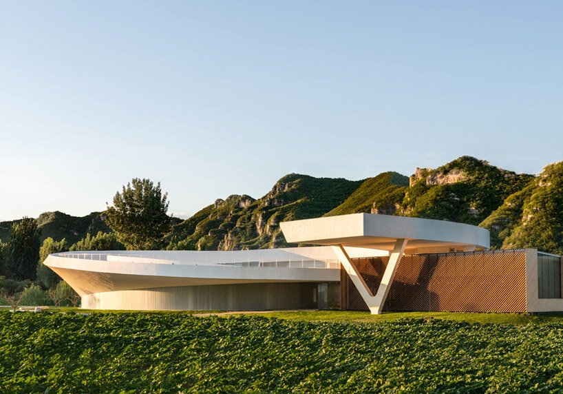 SYN 建筑事务所的发光天罡艺术中心呈现出单一的姿态曲线 SYN 建筑事务所的发光天罡艺术中心呈现出单一的姿态曲线