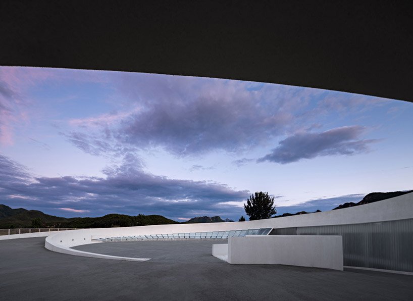 SYN 建筑事务所的发光天罡艺术中心呈现出单一的姿态曲线 SYN 建筑事务所的发光天罡艺术中心呈现出单一的姿态曲线