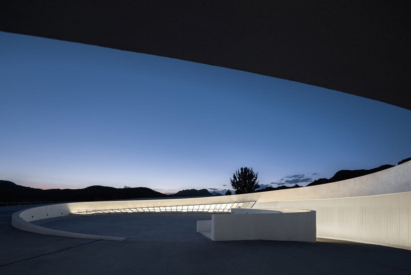 SYN 建筑事务所的发光天罡艺术中心呈现出单一的姿态曲线 SYN 建筑事务所的发光天罡艺术中心呈现出单一的姿态曲线