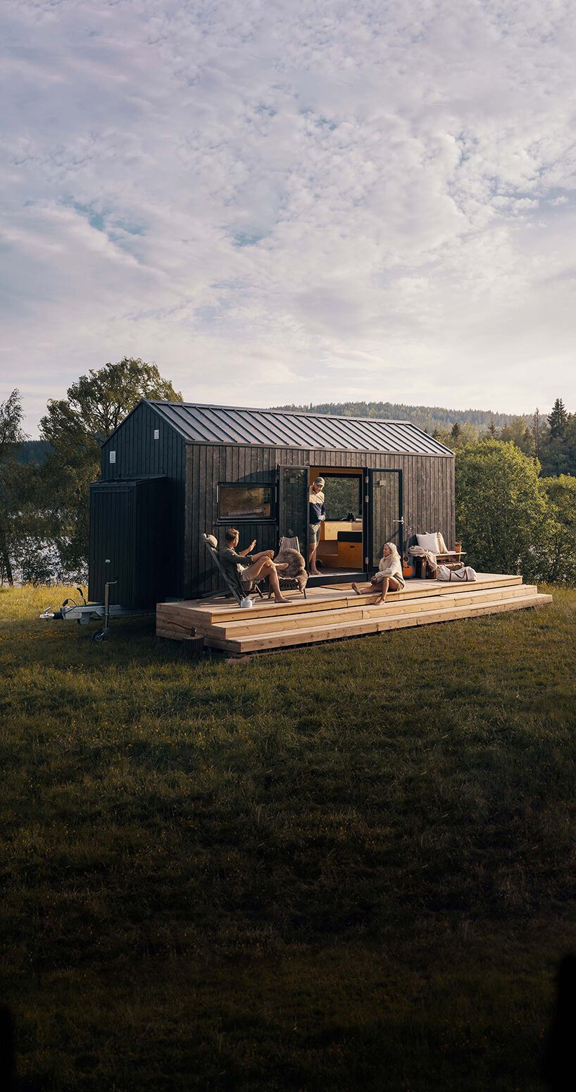 带轮子的可移动小房子体现极简北欧风格