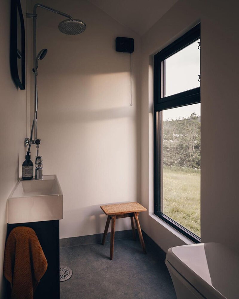 带轮子的可移动小房子体现极简北欧风格