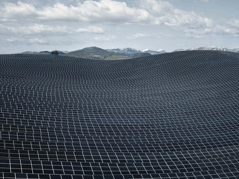 Tom Hegen 从上方捕获定日镜，形成令人满意的圆形阵列