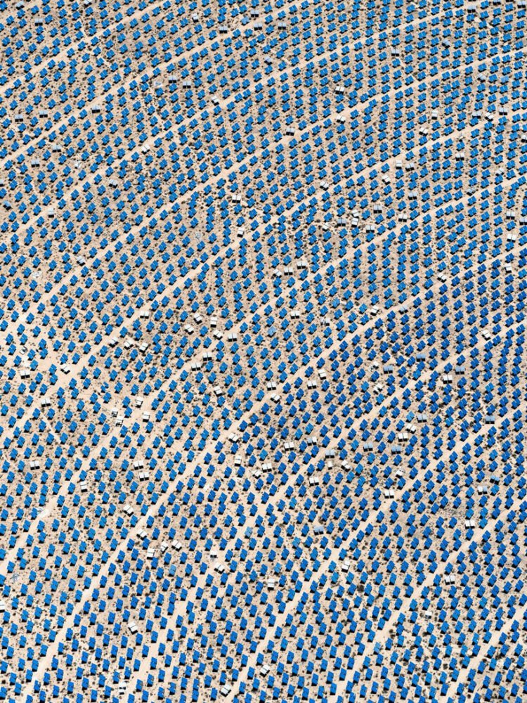 Tom Hegen 从上方捕获定日镜，形成令人满意的圆形阵列