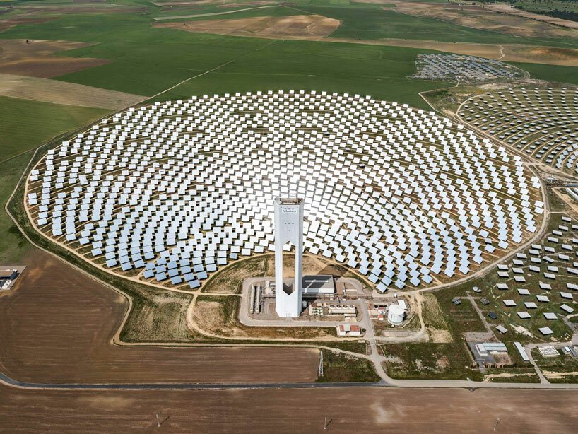 Tom Hegen 从上方捕获定日镜，形成令人满意的圆形阵列