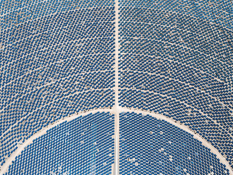 Tom Hegen 从上方捕获定日镜，形成令人满意的圆形阵列