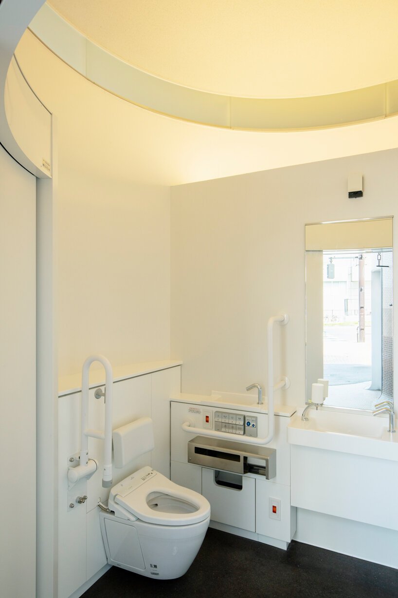 伊东丰雄的东京厕所看起来就像树林里发芽的三只蘑菇