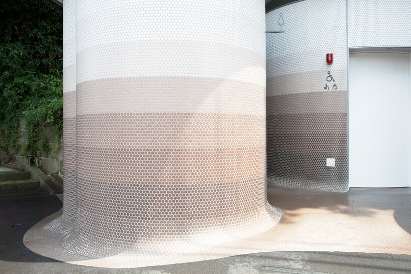 伊东丰雄的东京厕所看起来就像树林里发芽的三只蘑菇