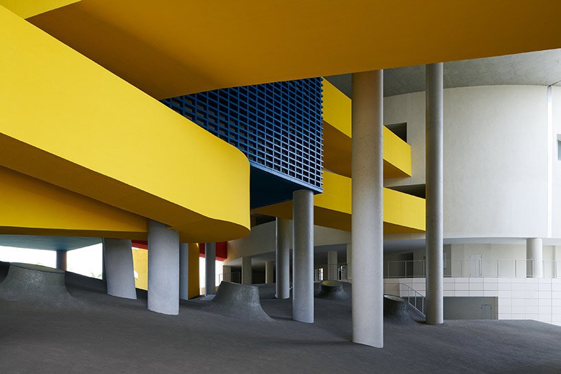 trace architecture office (TAO) builds new school in haikou as a landscape of color