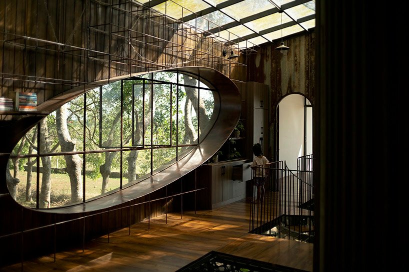 树木生长在越南的这座湖边住宅中，由 H2 建筑师设计