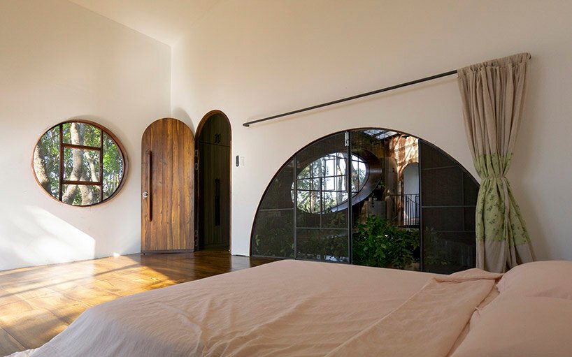 树木生长在越南的这座湖边住宅中，由 H2 建筑师设计