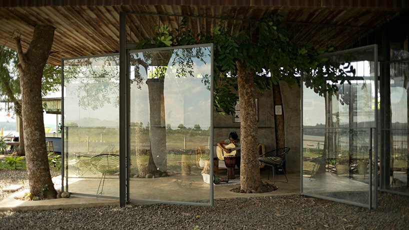 树木生长在越南的这座湖边住宅中，由 H2 建筑师设计