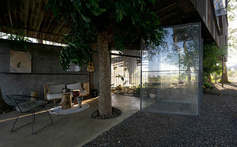 树木生长在越南的这座湖边住宅中，由 H2 建筑师设计