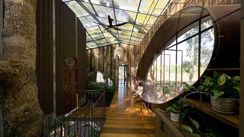 树木生长在越南的这座湖边住宅中，由 H2 建筑师设计