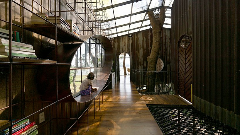 树木生长在越南的这座湖边住宅中，由 H2 建筑师设计