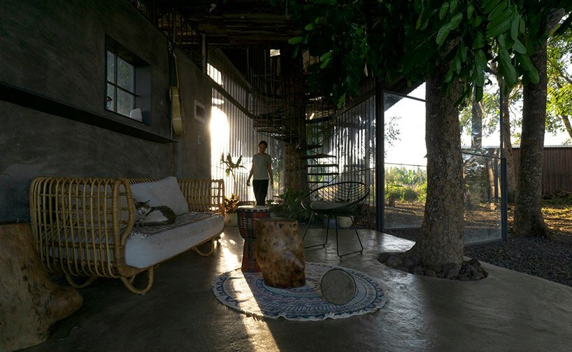 树木生长在越南的这座湖边住宅中，由 H2 建筑师设计