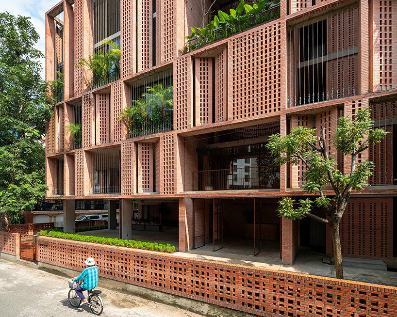 热带空间包围了这个“高级办公室”,其立面是多孔砖百叶窗 热带空间包围了这个“高级办公室”,其立面是多孔砖百叶窗