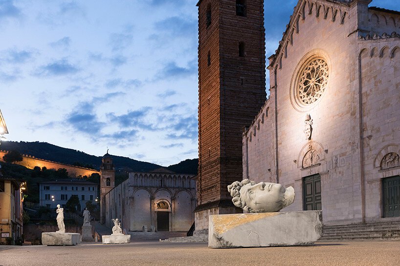 法比奥·维亚莱 (Fabio Viale) 在托斯卡纳小镇彼得拉桑塔设置了纹身和雕刻的大理石雕塑