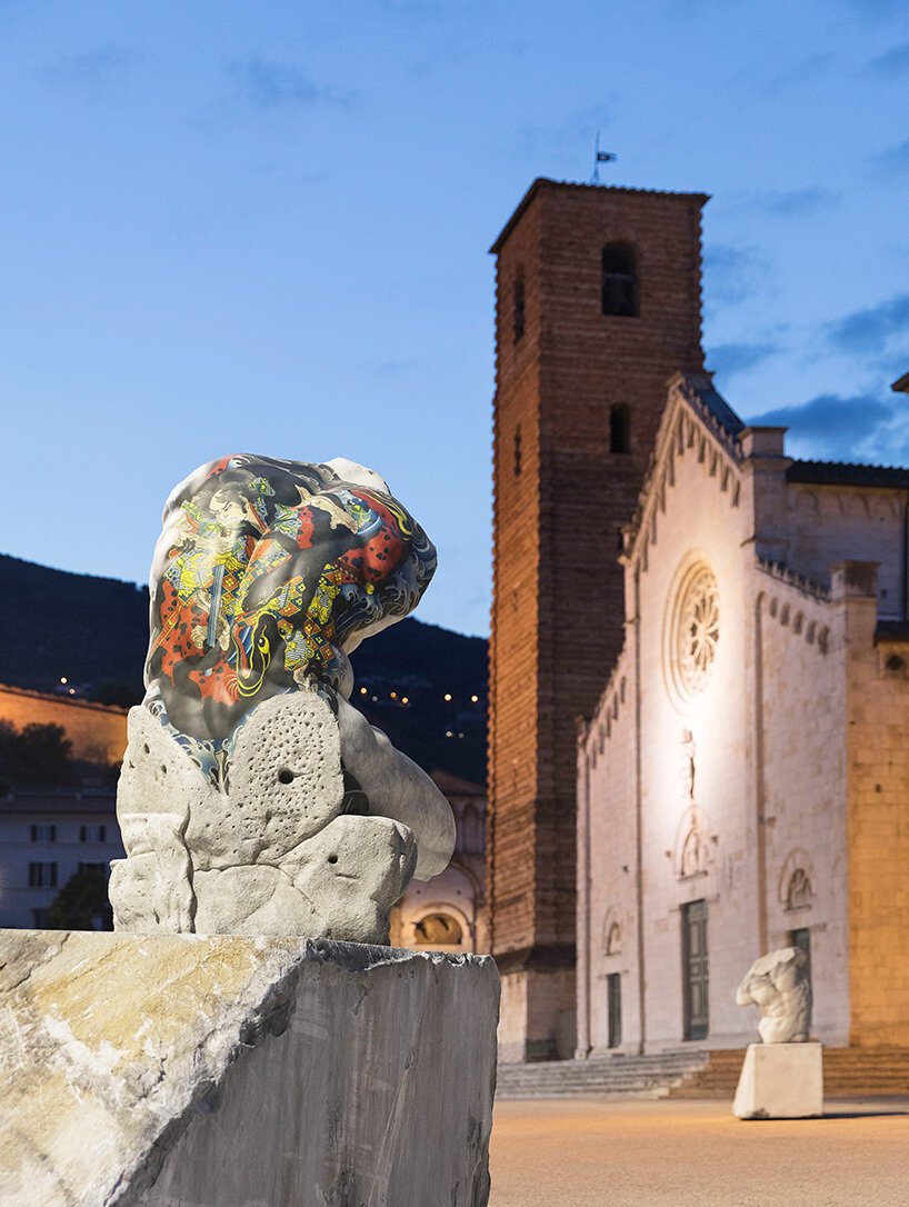 法比奥·维亚莱 (Fabio Viale) 在托斯卡纳小镇彼得拉桑塔设置了纹身和雕刻的大理石雕塑