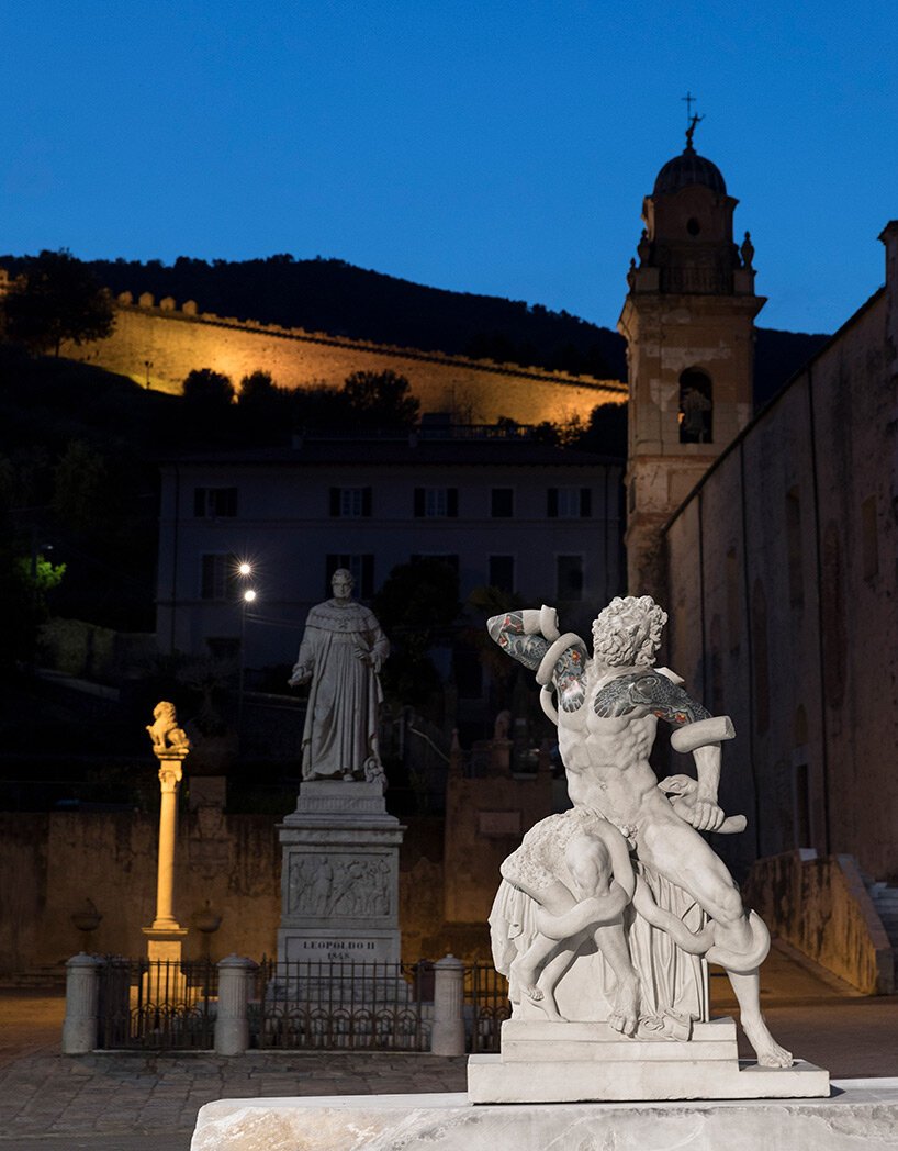 法比奥·维亚莱 (Fabio Viale) 在托斯卡纳小镇彼得拉桑塔设置了纹身和雕刻的大理石雕塑