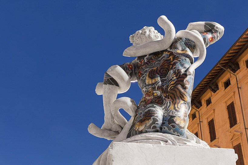 法比奥·维亚莱 (Fabio Viale) 在托斯卡纳小镇彼得拉桑塔设置了纹身和雕刻的大理石雕塑