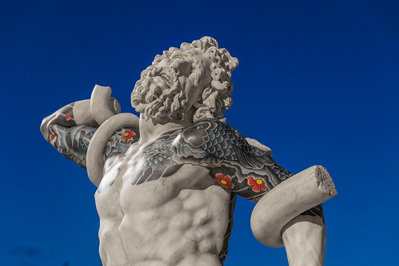 法比奥·维亚莱 (Fabio Viale) 在托斯卡纳小镇彼得拉桑塔设置了纹身和雕刻的大理石雕塑