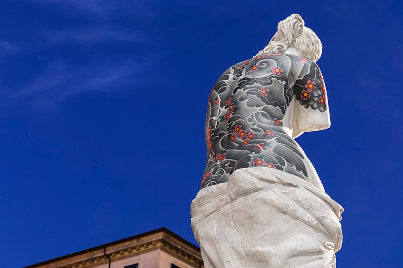 法比奥·维亚莱 (Fabio Viale) 在托斯卡纳小镇彼得拉桑塔设置了纹身和雕刻的大理石雕塑