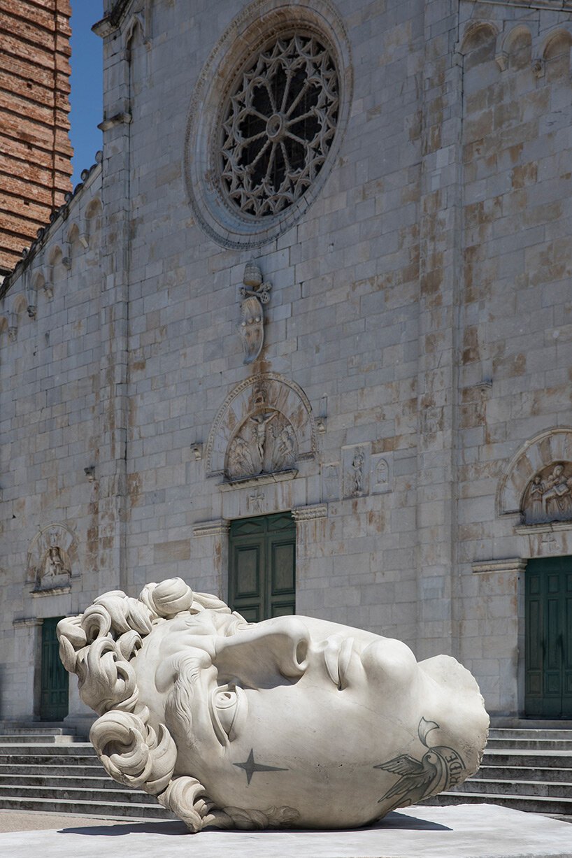 法比奥·维亚莱 (Fabio Viale) 在托斯卡纳小镇彼得拉桑塔设置了纹身和雕刻的大理石雕塑