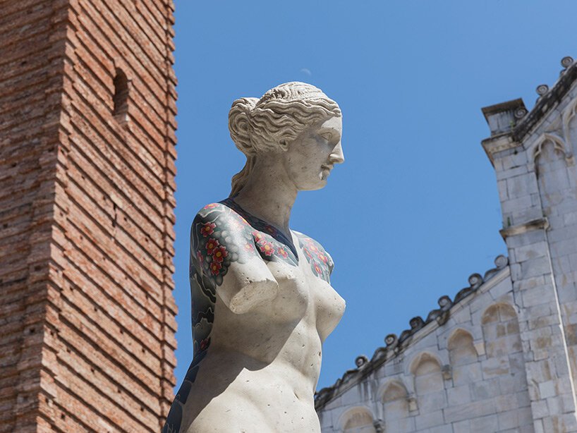 法比奥·维亚莱 (Fabio Viale) 在托斯卡纳小镇彼得拉桑塔设置了纹身和雕刻的大理石雕塑