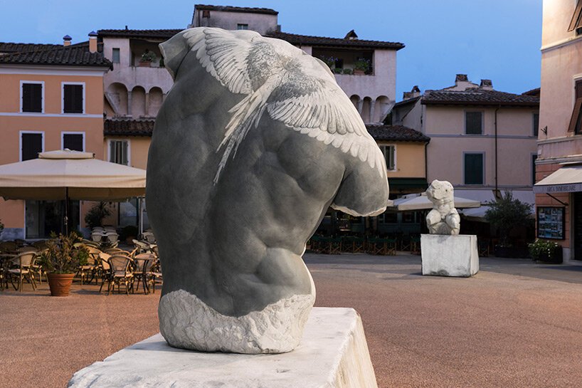 法比奥·维亚莱 (Fabio Viale) 在托斯卡纳小镇彼得拉桑塔设置了纹身和雕刻的大理石雕塑